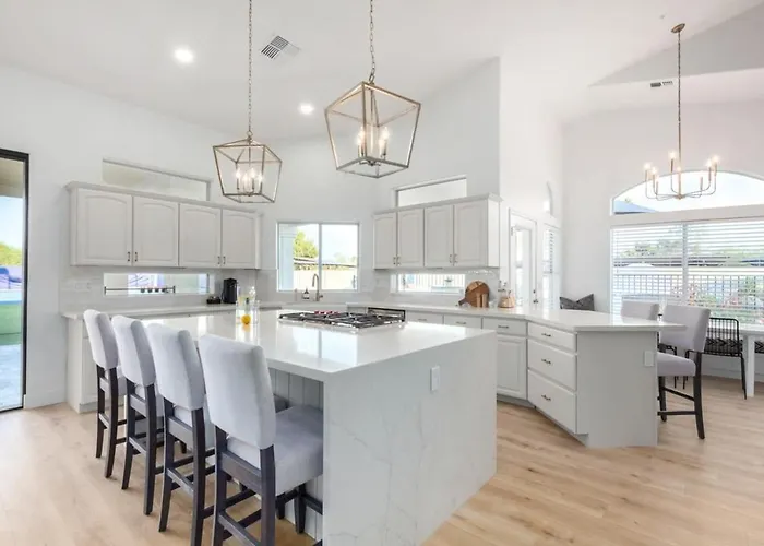 Holiday home Sweetwater Estate-pool-spa-sportcourt-putt Grn *