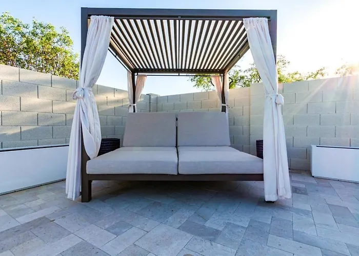 Holiday home Sweetwater Estate-pool-spa-sportcourt-putt Grn *