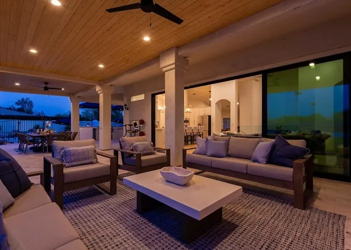 Sweetwater Estate-pool-spa-sportcourt-putt Grn Holiday home *