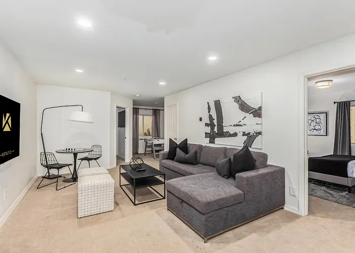 Holiday home Sweetwater Estate-pool-spa-sportcourt-putt Grn *